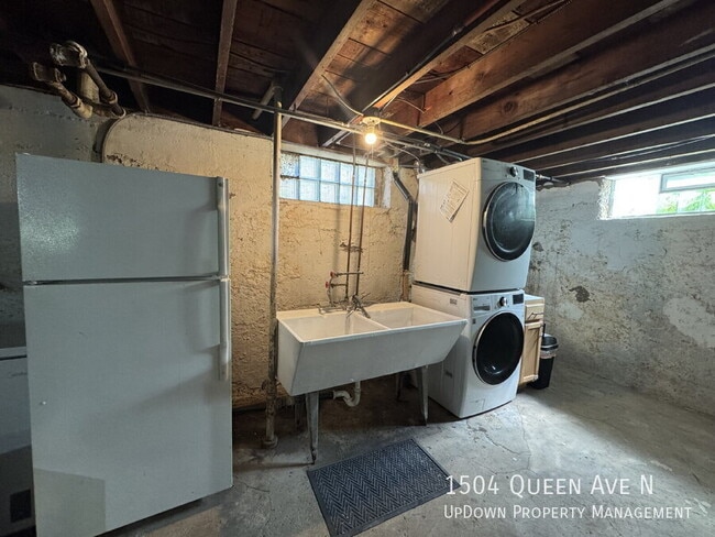 Building Photo - 1504 Queen Ave N