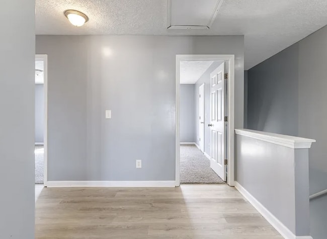 Building Photo - Renovated End-Unit Townhome with Spacious Primary Suite