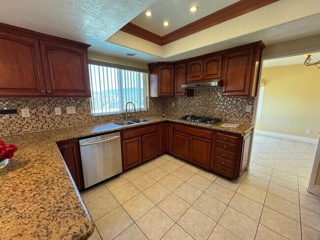 Building Photo - 4 Bedroom house with pool and amazing views