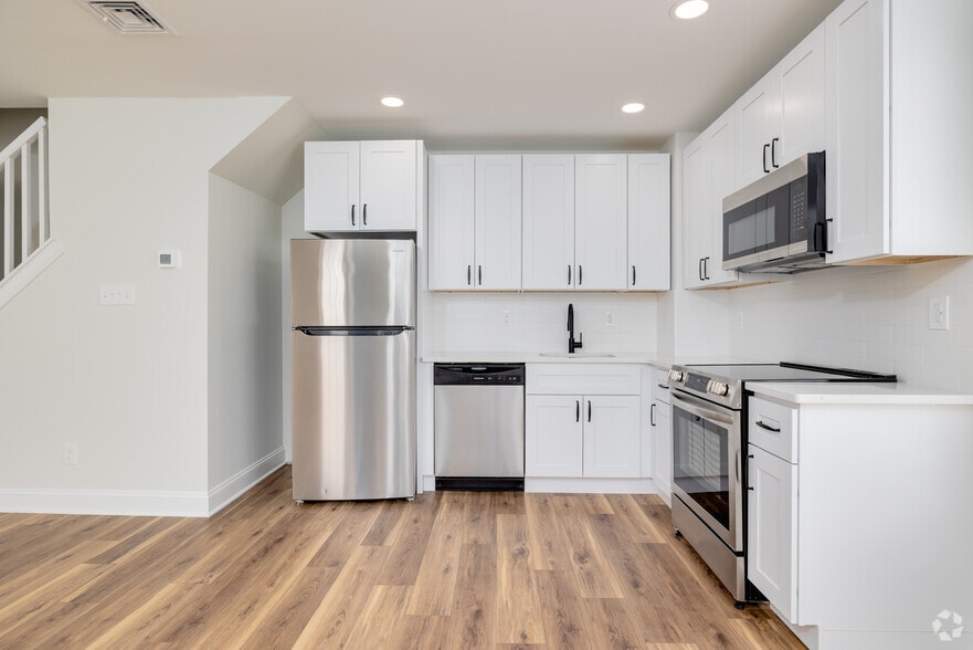 2BR, 1BA - 997SF - Kitchen - 112 Washington Ave
