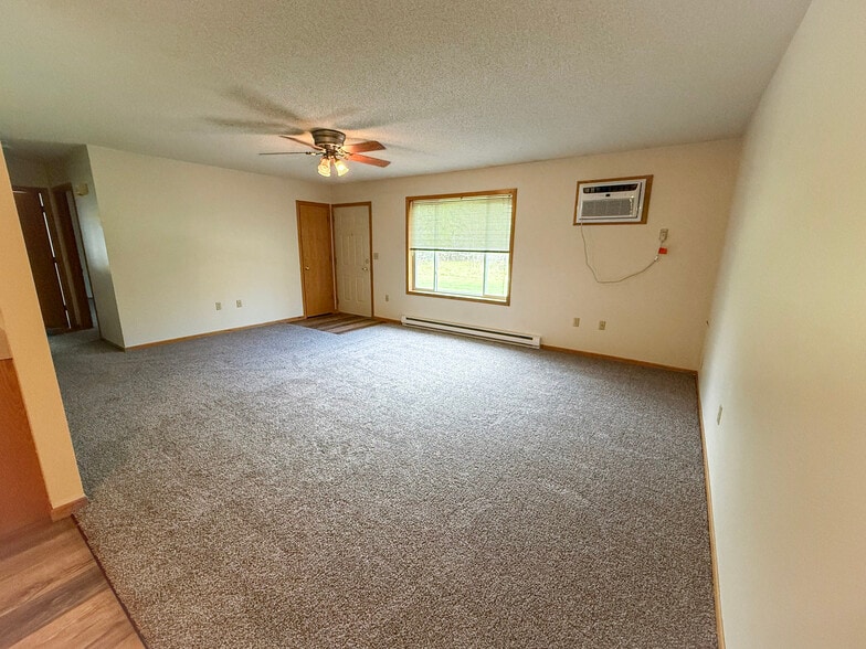 Building Photo - 345 Twin Oak Dr