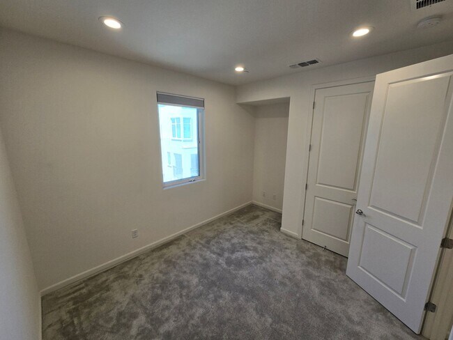 Building Photo - Beautiful 2 Bedroom 2 Bath Townhome in Dublin