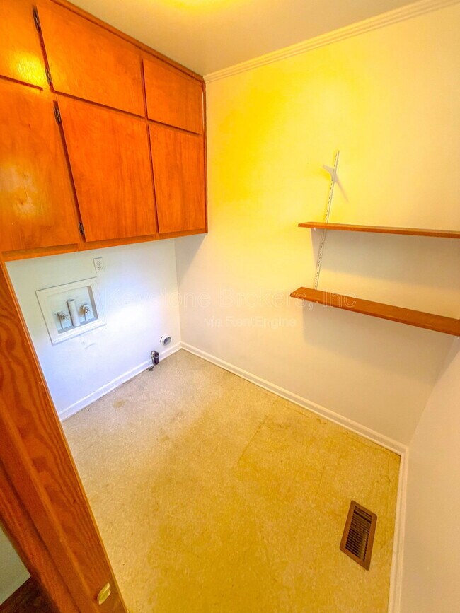 Building Photo - 2525 Tredway Dr