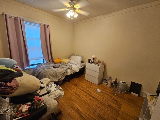 Building Photo - Lovely and Very Large Ravenswood Manor 1 BR