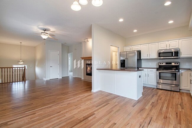 Building Photo - Beautiful Townhome in Shadow View