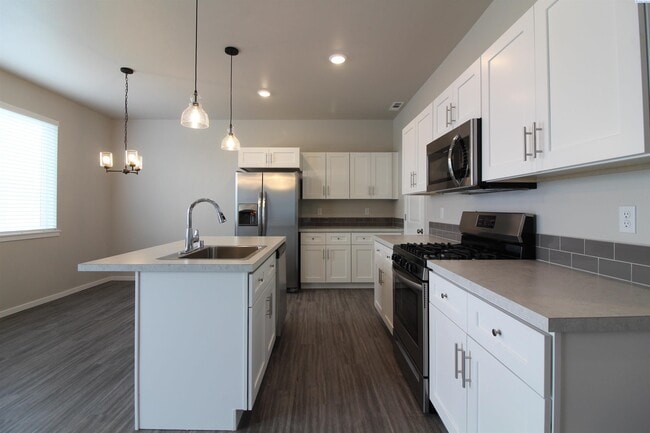 Building Photo - 3 Bed/2.5 Bath West Pasco Townhouse