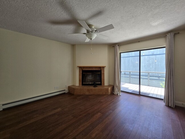 Building Photo - Centrally Located Quiet 2nd Story Condo unfurnished