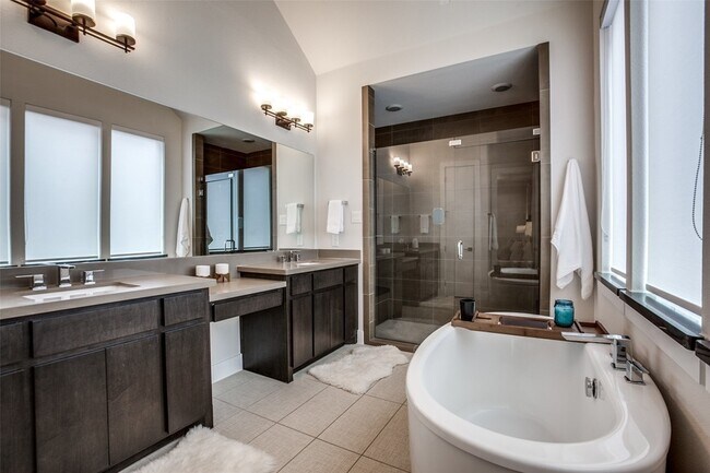 Building Photo - 7021 Royal View Dr
