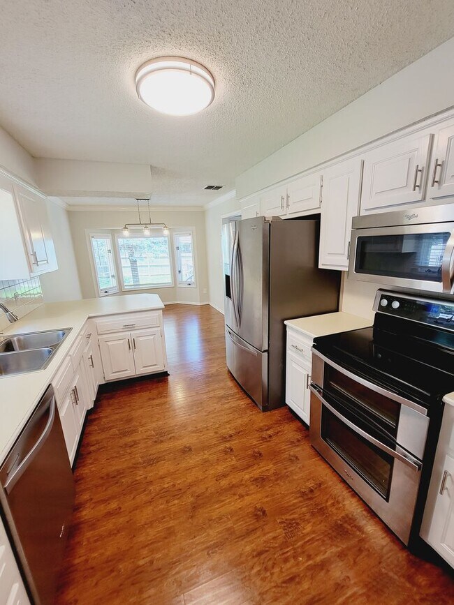 Building Photo - Primrose Market Place Area - Mission Hills Subdivision