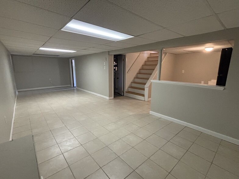Building Photo - 488 Massasoit Rd