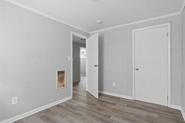 Building Photo - 427 Circle Dr