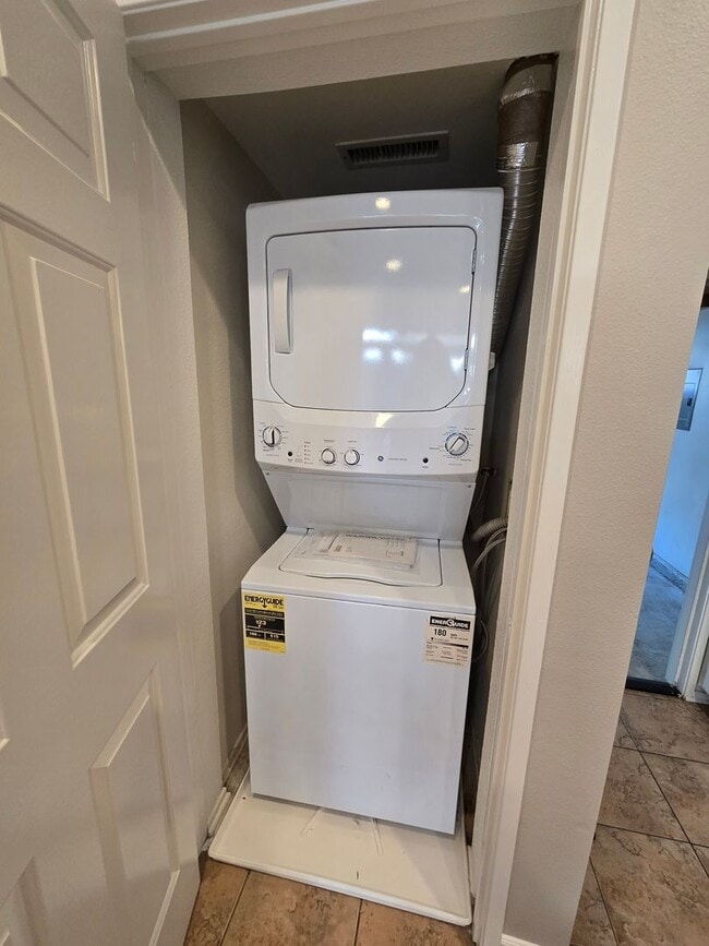 Building Photo - Large and spacious 3 bedroom townhouse with garage!