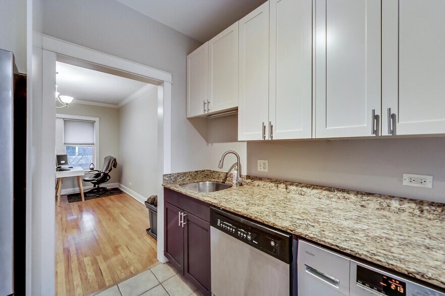 Building Photo - 540 W Cornelia Ave