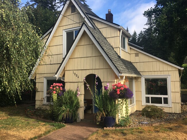 Front of home - 1904 12th Ave SW