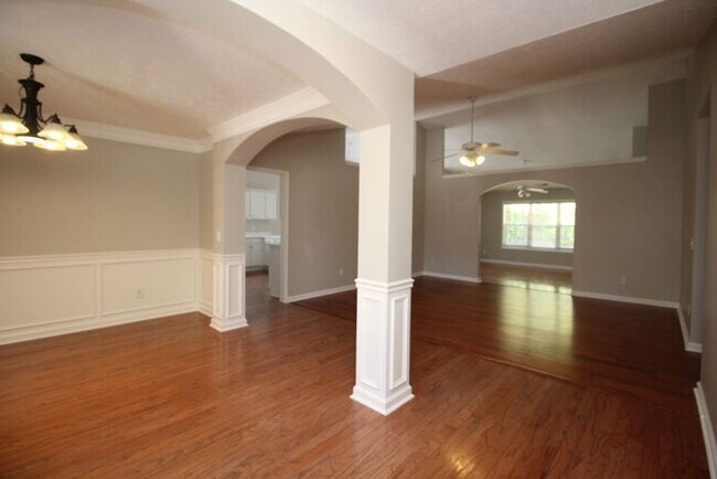 Building Photo - Huge Ranch home!
