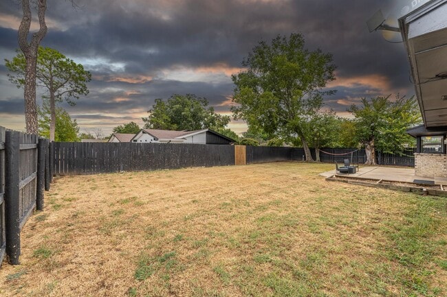 Building Photo - Fully Furnished Rental