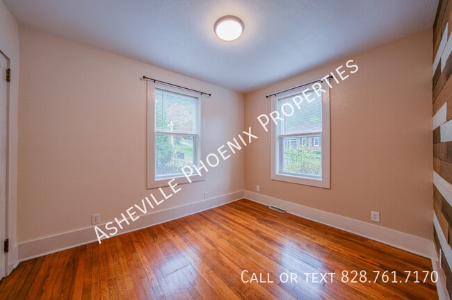 Building Photo - 10 Enka Oak St