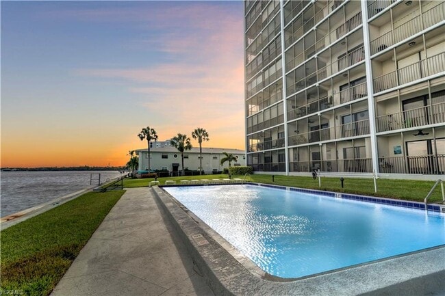 Building Photo - Stunning 8th floor Riverfront Condo
