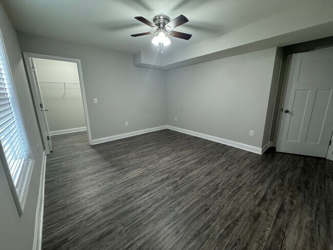 Building Photo - Spacious five bedroom, two bathroom home steps from WKU