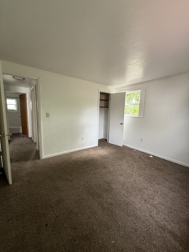Building Photo - 100-102 W Lindberg Dr