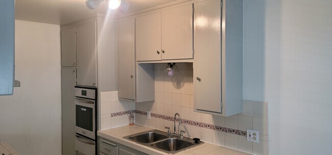 new stove/oven - 808 E La Palma Dr