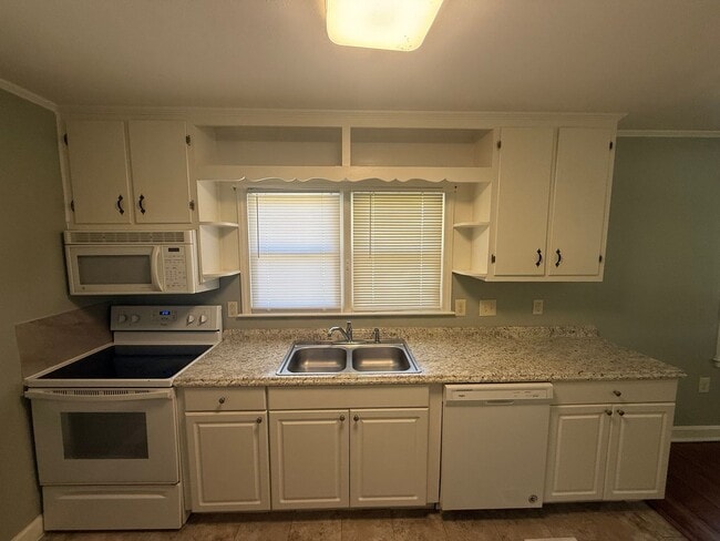 Building Photo - Three bedroom, 1 bath house in Burlington