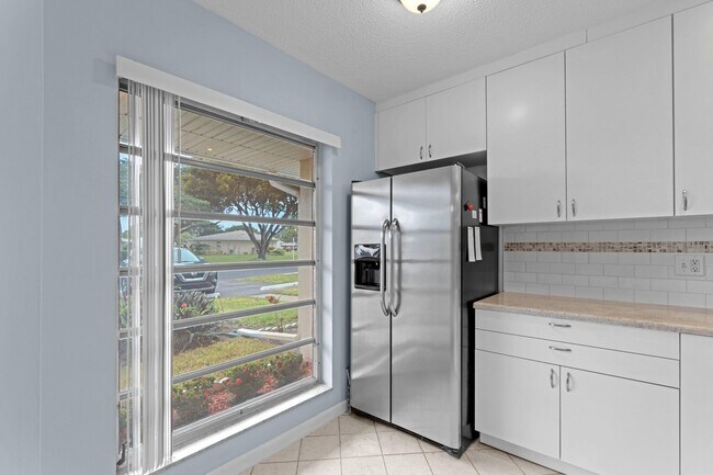 Building Photo - 8555 Bella Vista Dr