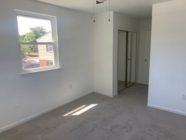 Building Photo - 2 Story, 3 bedroom, 1.5 bath Townhome in Glen Burnie
