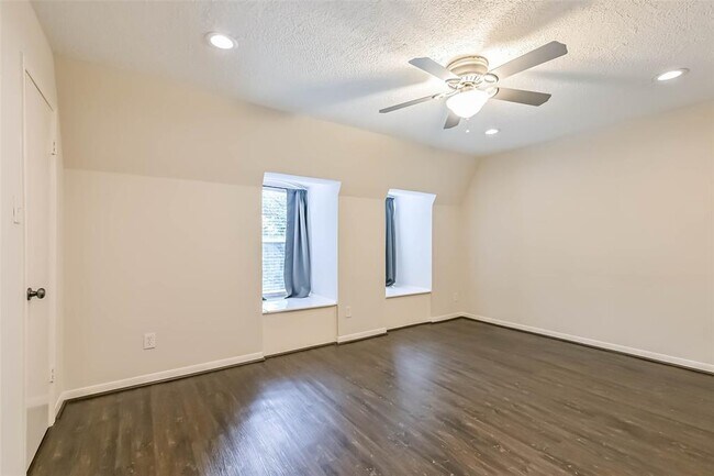 Building Photo - 496 N Post Oak Ln