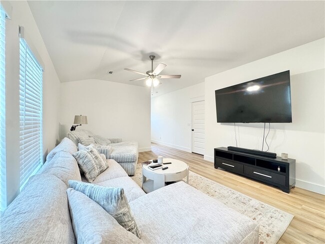 Building Photo - 681 Kendra St