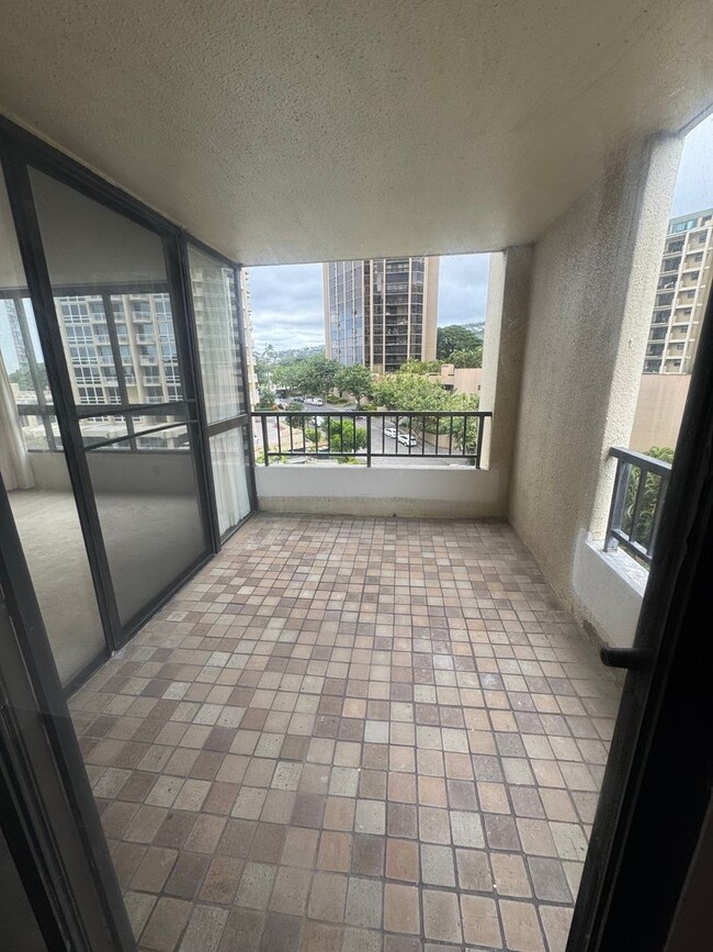 Building Photo - 2 bed 2 bath, 2 Reserved Parking at Nuuanu...