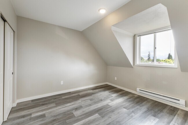 Building Photo - Charming 3BR Home in Heart of Tacoma - Modern Amenities & Prime Location!