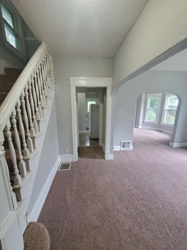 Building Photo - 2 Bedroom 1 Bath House in Moline
