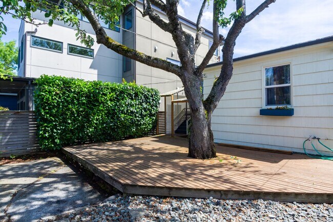 Building Photo - 2bd/1ba Seattle Home