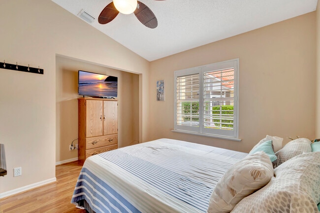 Building Photo - 6129 Heliconia Rd