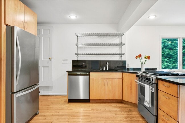 Building Photo - 721 Forest Ave