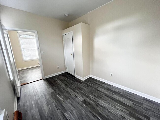 Building Photo - 1104 Barrett St