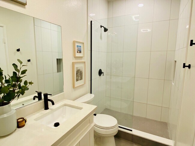 Building Photo - Renovated Two Bedroom Two Bathroom Condo North Park