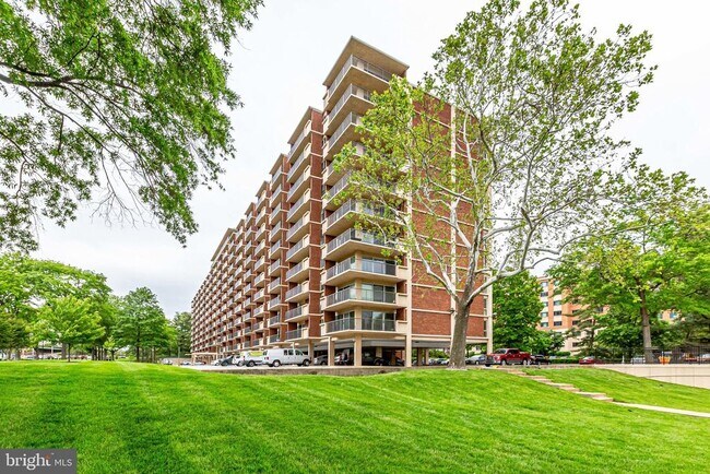 Building Photo - 1300 Army Navy Dr
