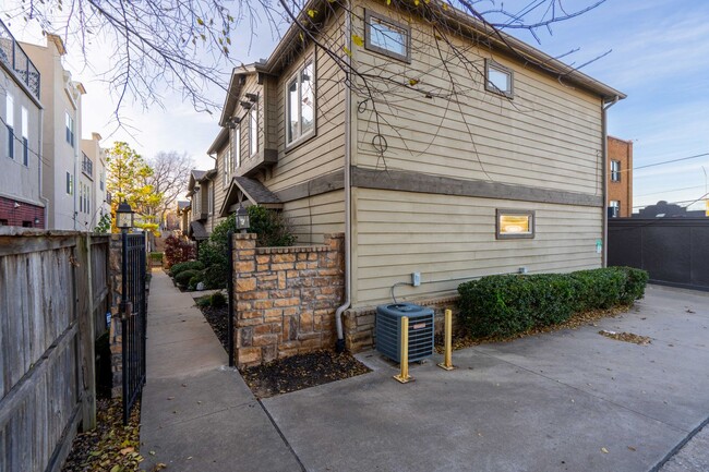 Building Photo - Luxurious townhouse on Cherry St!