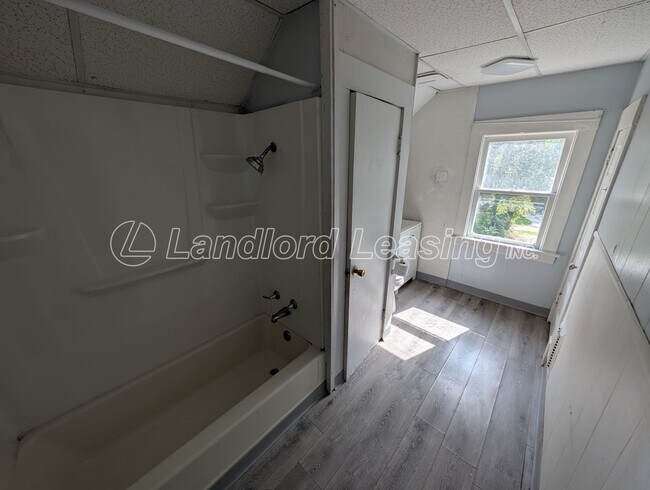 Building Photo - Spacious 4-Bedroom Colonial Near Lake Erie