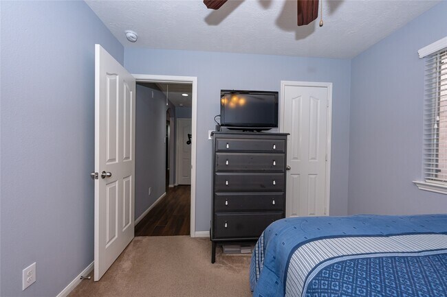 Building Photo - 10706 Plum Dale Way