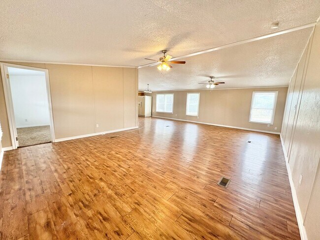 Building Photo - **APPLICATION RECEIVED**  *AVAILABLE NOW* An absolute must see!  5 bedrooms, 3 baths in Burnet, TX.