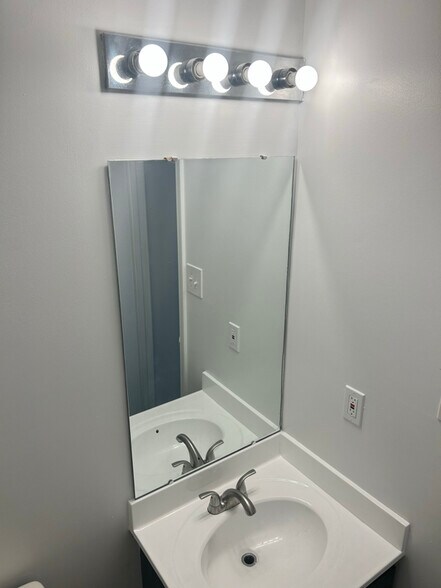 Building Photo - 8805 Hardesty Dr