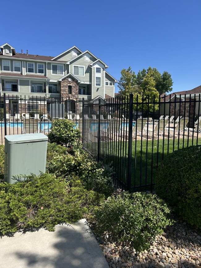 Building Photo - "Spacious 2-Bed, 2-Bath Condo Retreat in T...