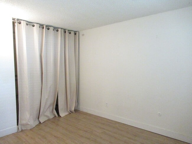 Building Photo - Adorable main floor 1 bed unit