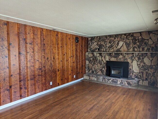 Building Photo - 3 Bedroom House Near Shopping and Schools