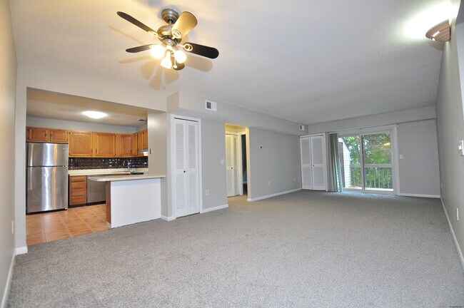 Building Photo - 710 Twin Circle Dr