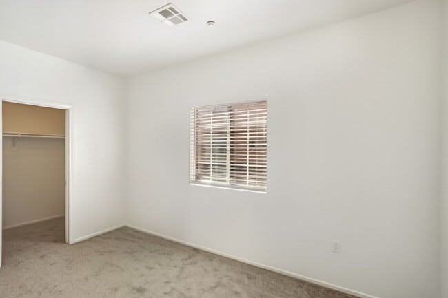 Building Photo - 4 Bed and 4 Bath Townhome In Gated North Las Vegas Community