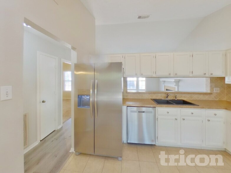 Building Photo - 4652 Baytree Dr